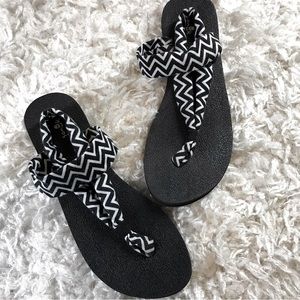🛍3 FOR $25- SANUK- YOGA MAT GEOMETRIC PATTERN KNIT ANKLE STRAP SANDALS